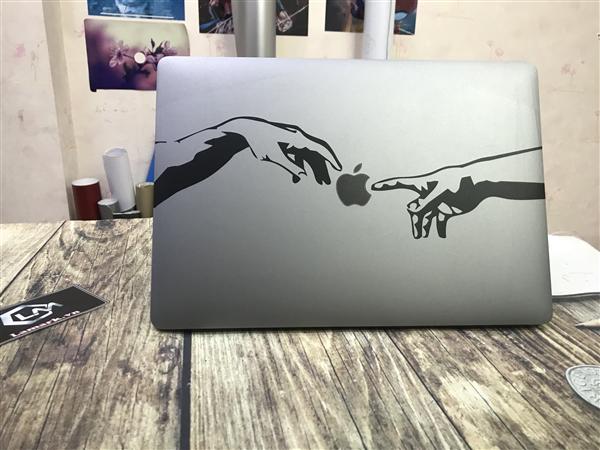 Ảnh đại diện sản phẩm Skin laptop Macbook đôi bàn tay chạm nhau