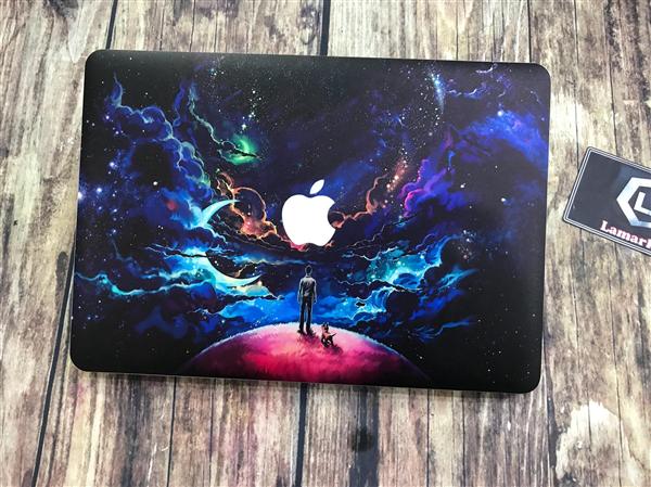 Ảnh đại diện sản phẩm skin laptop Macbook chàng trai, chú chó duới bầu trời màu sắc