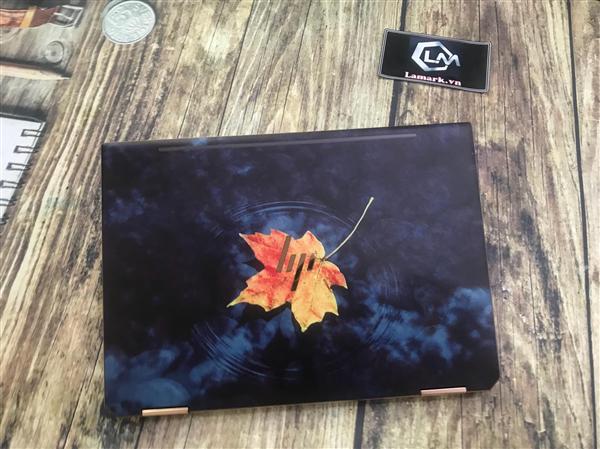 Ảnh đại diện sản phẩm skin laptop HP chiếc lá rơi trên mặt hồ