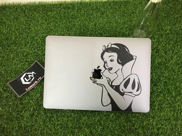 Ảnh đại diện sản phẩm skin laptop Macbook nhân vật Bạch Tuyết cắn táo độc